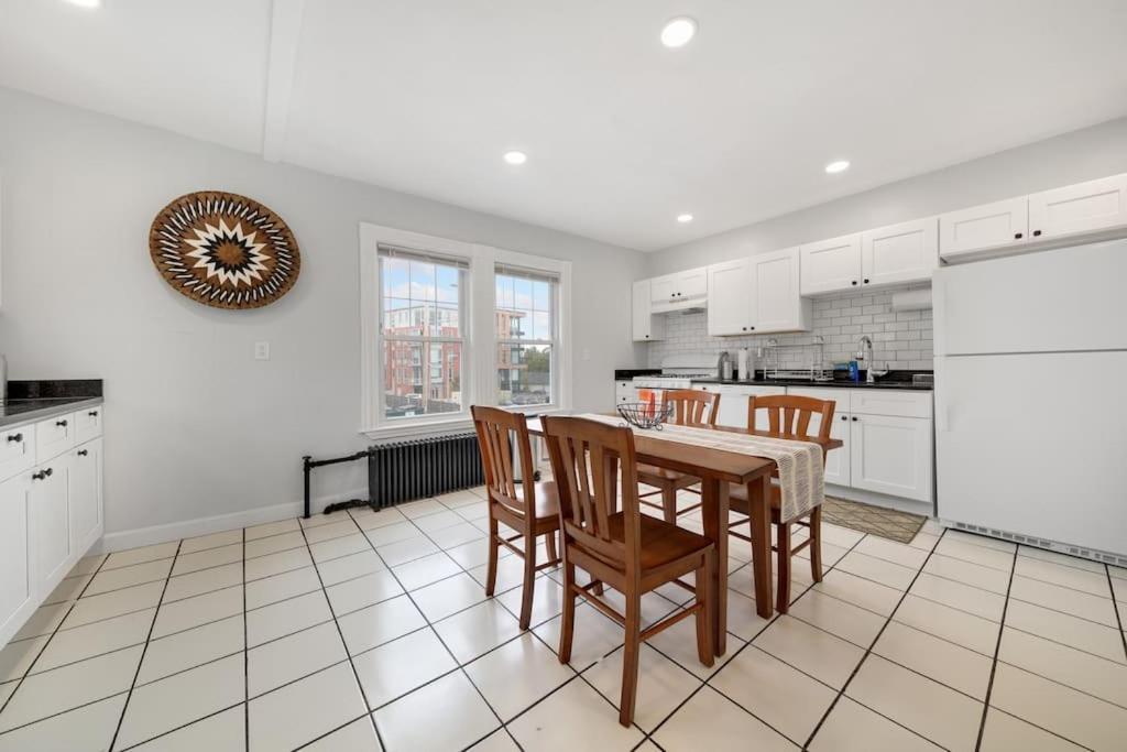 5Br 2Bh Bright & Spacious Apt In Brighton Boston Rum bild